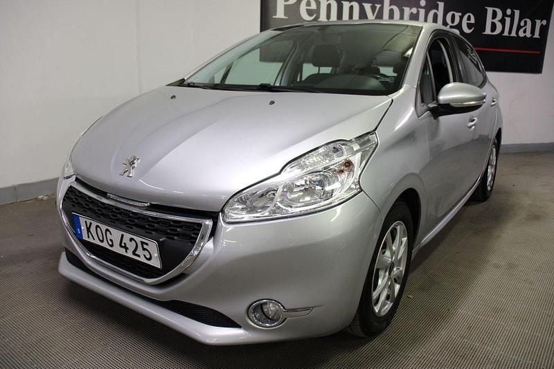 Ljusgrå Begagnad 2014 Peugeot 208 Halvkombi | 79 900 kr (Marknadspris) - Bild 1/4