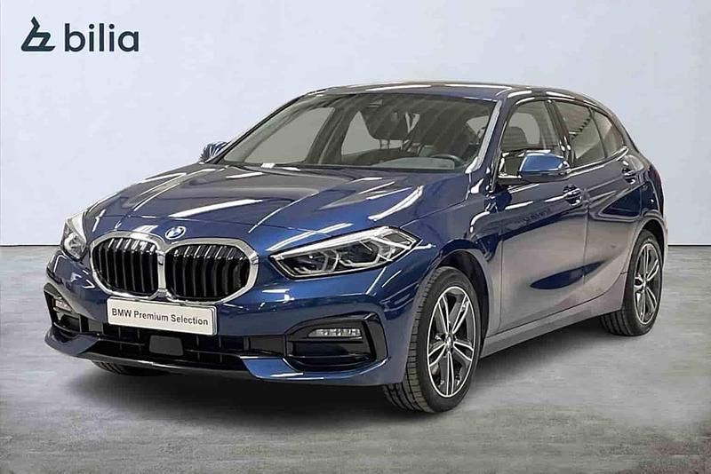 Blå Begagnad 2023 BMW 118 Halvkombi | 264 900 kr (Marknadspris) - Bild 1/1