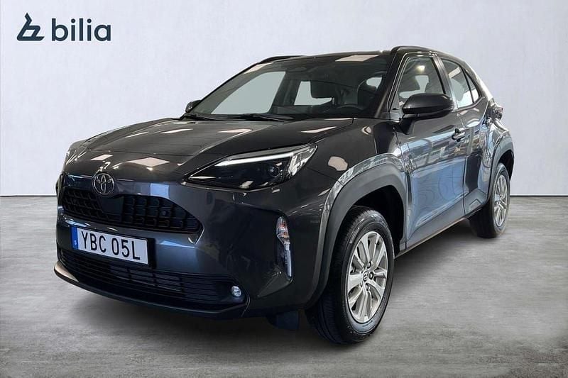 Mörkgrå (grå) Ny 2025 Toyota Yaris Hybrid Active SUV | 313 646 kr (Dyr) - Bild 1/4