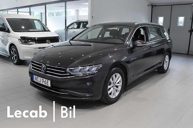 Mörkgrå (mangan grey metallic) Begagnad 2024 VW Passat Business Kombi | 314 500 kr (Bra pris) - Bild 1/4
