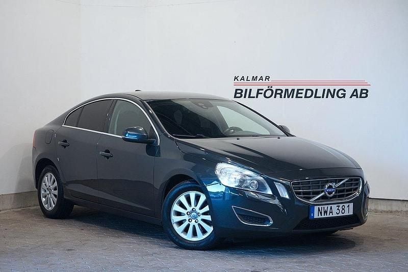 Grå Begagnad 2012 Volvo S60 Momentum Sedan | 89 900 kr (Marknadspris) - Bild 1/4