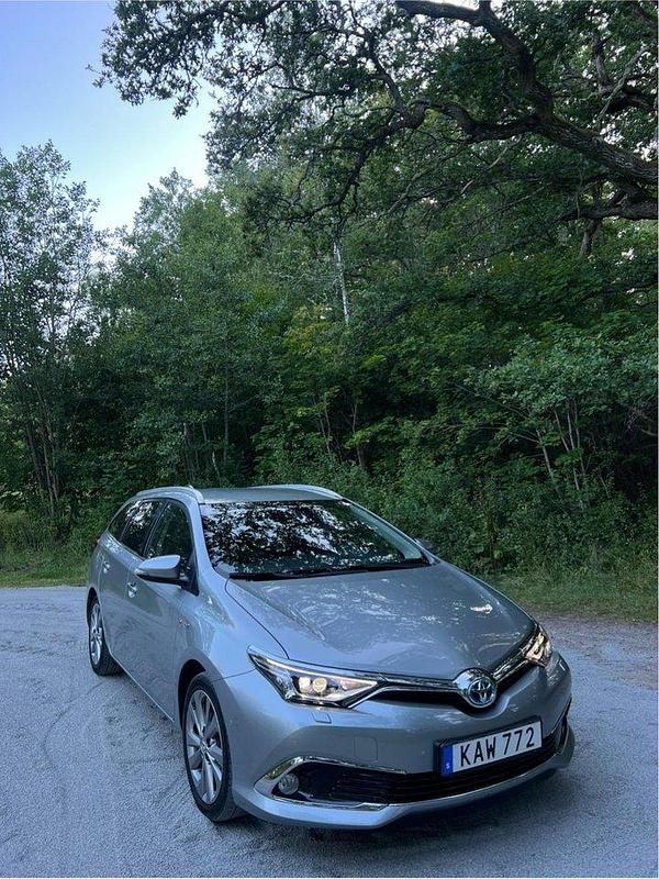 Grå Begagnad 2016 Toyota Auris Touring Sports Executive Kombi | 116 900 kr (Marknadspris) - Bild 1/4