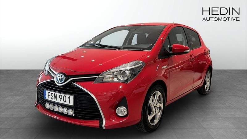 Röd Begagnad 2016 Toyota Yaris Hybrid Halvkombi | 119 900 kr (Marknadspris) - Bild 1/4