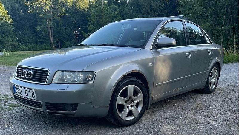 Grå Begagnad 2004 Audi A4 Comfort Sedan | 10 000 kr (Superpris) - Bild 1/4