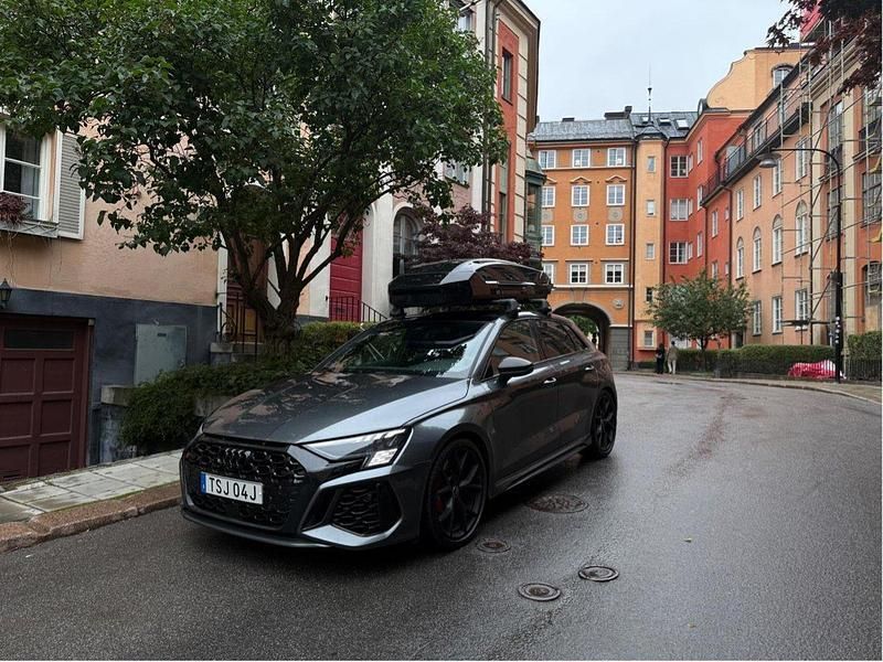 Grå Begagnad 2024 Audi RS3 Sportback Halvkombi | 619 900 kr - Bild 1/4