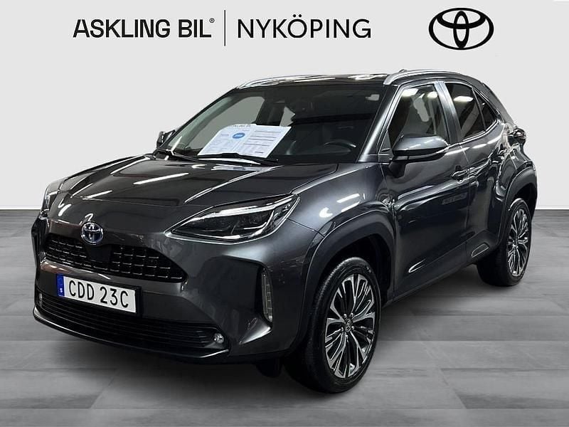 Mörkgrå (gråmetallic) Begagnad 2022 Toyota Yaris Cross Edition SUV | 279 000 kr (Marknadspris) - Bild 1/3