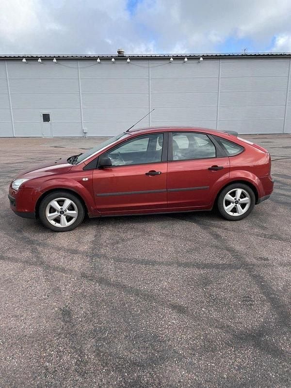 Röd Begagnad 2006 Ford Focus Halvkombi | 21 000 kr (Bra pris) - Bild 1/3
