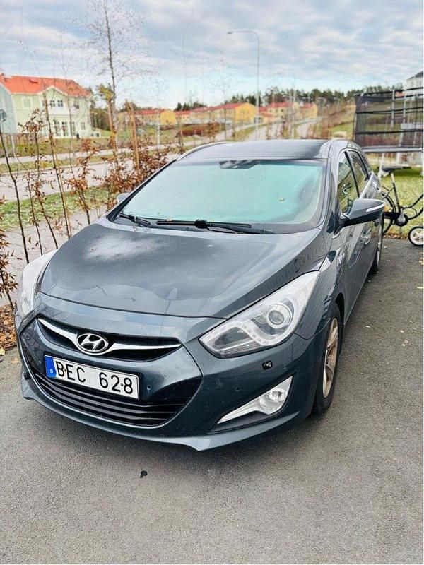 Grå Begagnad 2012 Hyundai i40 Kombi | 49 000 kr (Marknadspris) - Bild 1/4