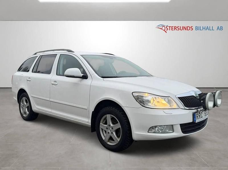 Vit Begagnad 2012 Skoda Octavia Elegance Kombi | 84 900 kr (Lite dyr) - Bild 1/4