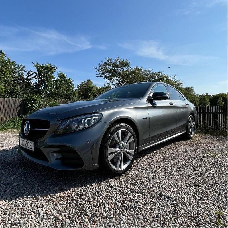 Grå Begagnad 2021 Mercedes C300e AMG line Sedan | 325 000 kr (Superpris) - Bild 1/4