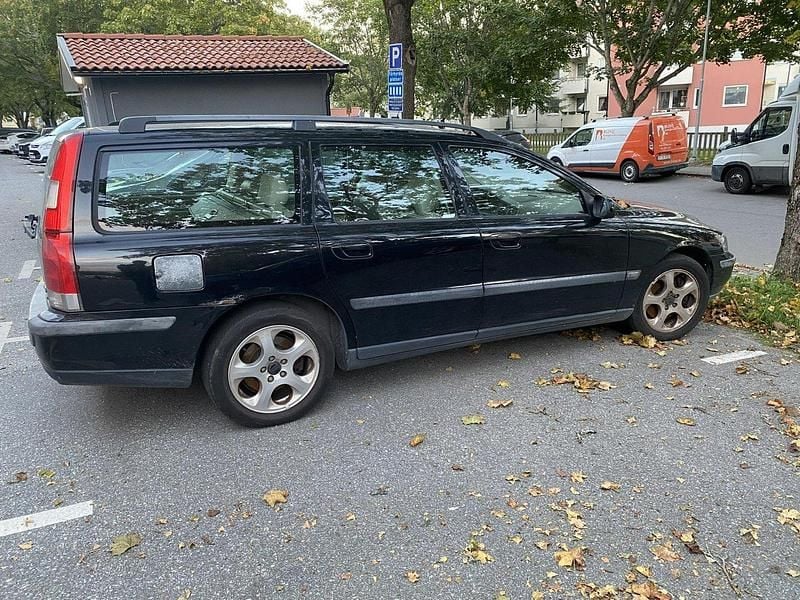 Svart Begagnad 2003 Volvo V70 Kombi | 6 000 kr (Superpris) - Bild 1/4