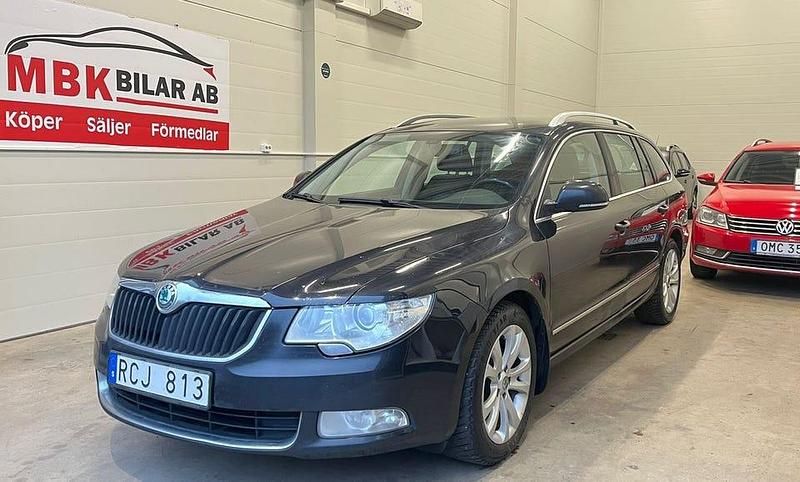 Svart Begagnad 2012 Skoda Superb Ambition Kombi | 41 999 kr (Marknadspris) - Bild 1/4