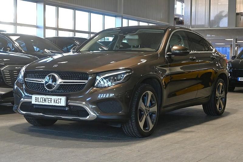 Mörkbrun Begagnad 2017 Mercedes GLC350 Sportkupé | 309 000 kr (Marknadspris) - Bild 1/4