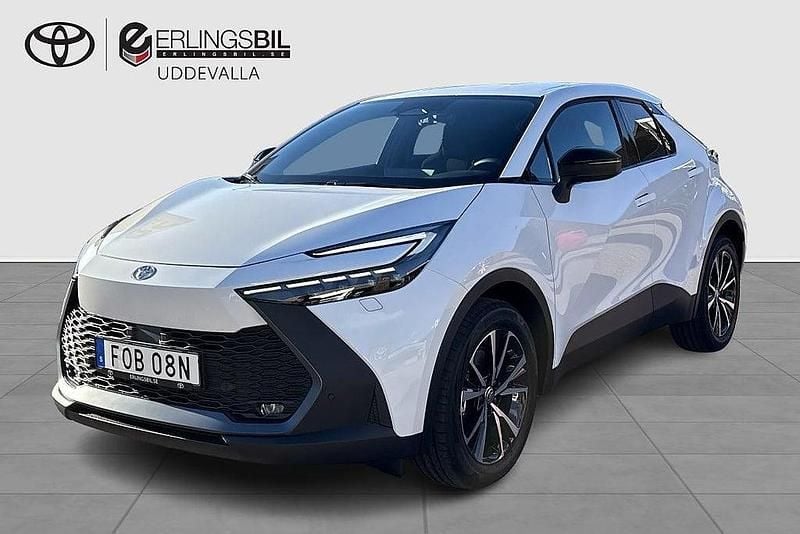 Vit Ny 2025 Toyota C-HR Style SUV | 411 900 kr (Marknadspris) - Bild 1/4