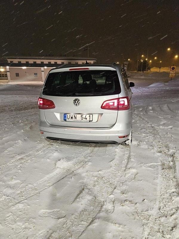 Silver Begagnad 2013 VW Sharan Minibuss | 140 000 kr (Marknadspris) - Bild 1/3