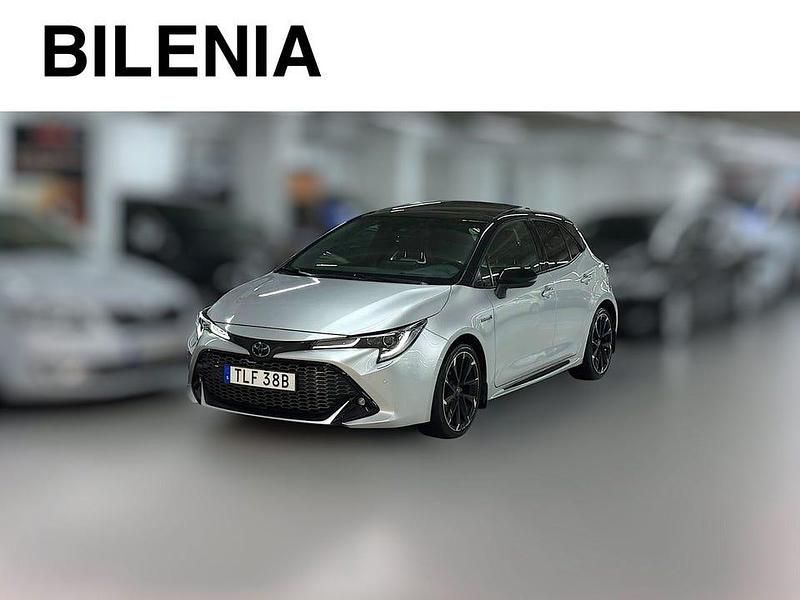 Silver Begagnad 2021 Toyota Corolla Hybrid Sport Halvkombi | 229 900 kr (Marknadspris) - Bild 1/3