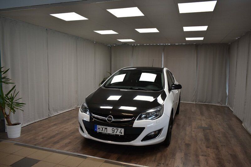 Vit Begagnad 2013 Opel Astra Edition Halvkombi | 124 900 kr - Bild 1/3