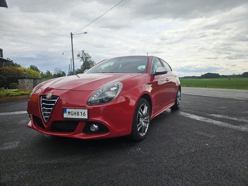 Röd Begagnad 2016 Alfa Romeo Giulietta Halvkombi | 99 000 kr - Bild 1/4