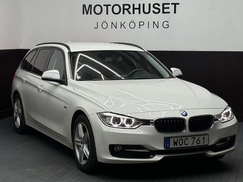 Vit Begagnad 2015 BMW 318 Sport Line Kombi | 89 800 kr (Marknadspris) - Bild 1/4