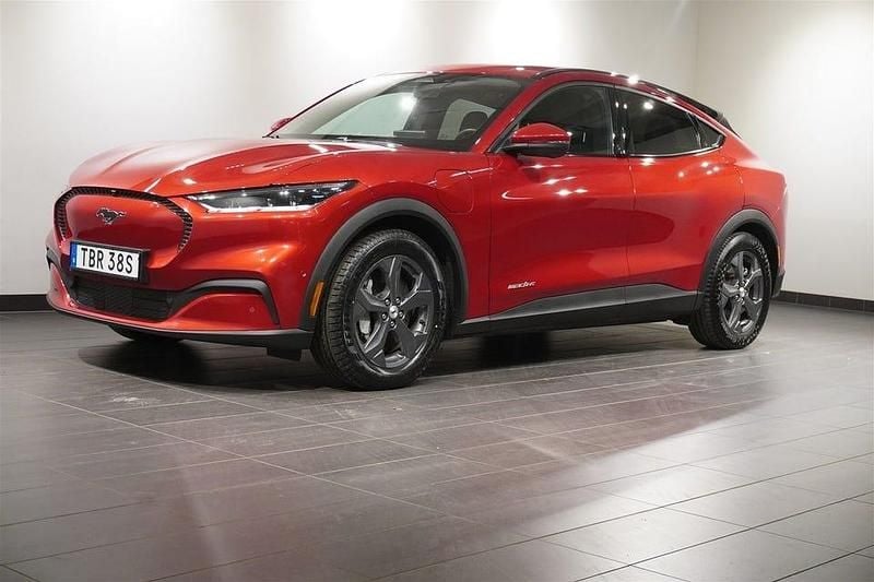 Rapid red pn4hq Begagnad 2022 Ford Mustang Mach-E Standard Range SUV | 329 800 kr (Marknadspris) - Bild 1/4