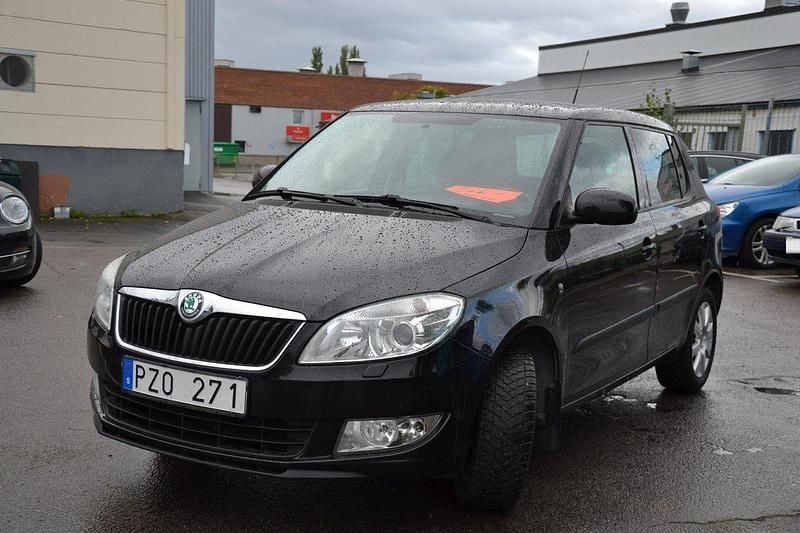 Svart Begagnad 2011 Skoda Fabia Elegance Halvkombi | 39 000 kr (Marknadspris) - Bild 1/4