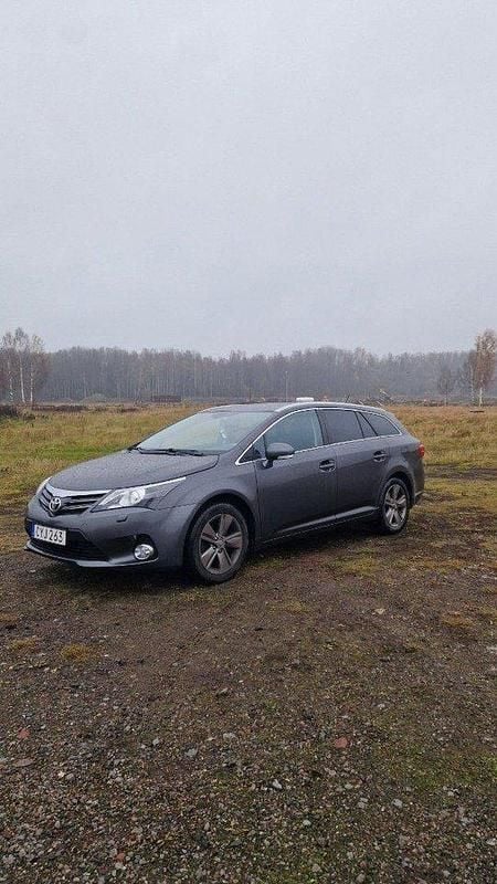 Grå Begagnad 2015 Toyota Avensis Edition Kombi | 127 500 kr (Bra pris) - Bild 1/3