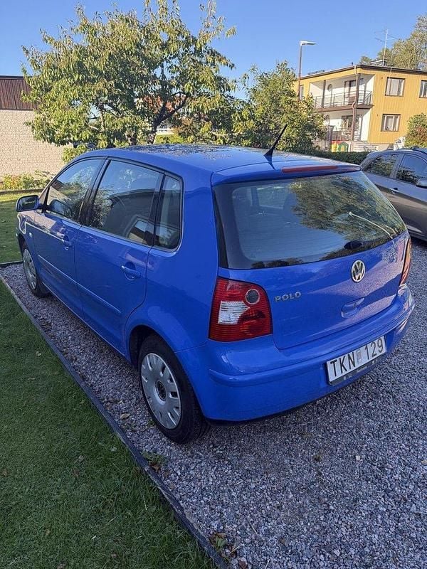 Blå Begagnad 2003 VW Polo Trendline Halvkombi | 26 500 kr (Marknadspris) - Bild 1/4