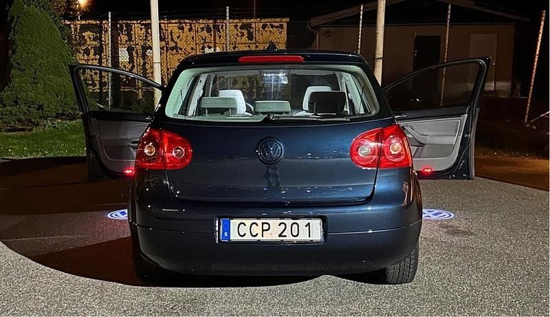 Blå Begagnad 2008 VW Golf VI Trendline Halvkombi | 40 000 kr (Marknadspris) - Bild 1/4