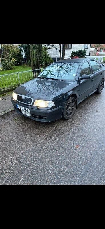 Svart Begagnad 2002 Skoda Octavia Tour Halvkombi | 17 000 kr - Bild 1/3