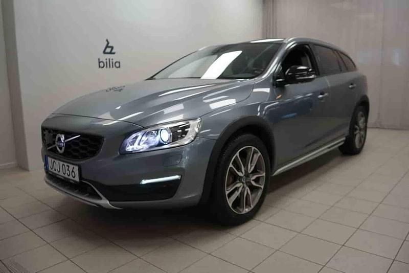Grå Begagnad 2018 Volvo V60 CC Kombi | 249 900 kr - Bild 1/1