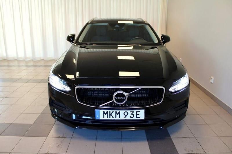 Begagnad Volvo V90 Momentum 190 HK (139 kW) 2020 Svart Kombi
