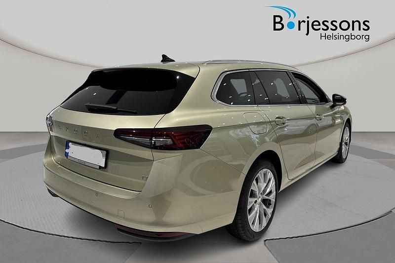 Begagnad Skoda Superb 2024 Gul Kombi