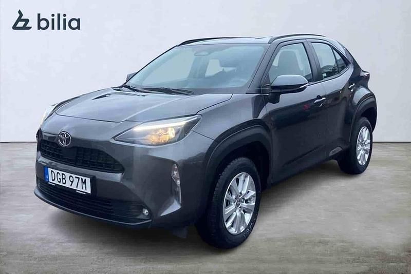 Mörkgrå Begagnad 2024 Toyota Yaris Cross Active SUV | 269 900 kr (Marknadspris) - Bild 1/1