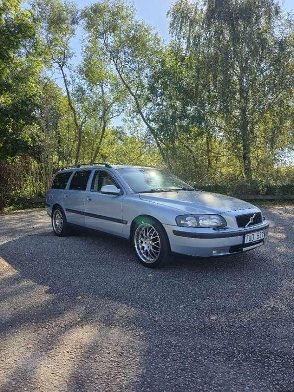 Blå Begagnad 2003 Volvo V70 Business Edition Kombi | 13 000 kr (Marknadspris) - Bild 1/4