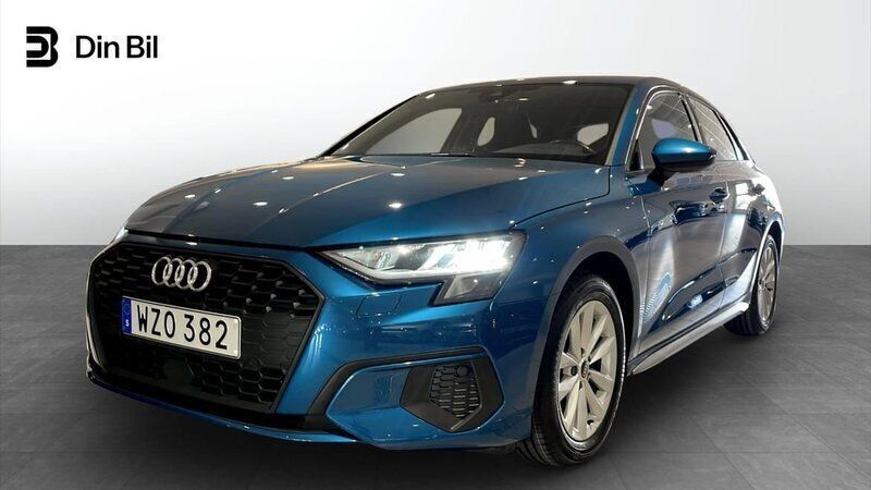 Blå (atollblå metallic) Begagnad 2022 Audi A3 Sportback Proline Halvkombi | 234 000 kr (Marknadspris) - Bild 1/4