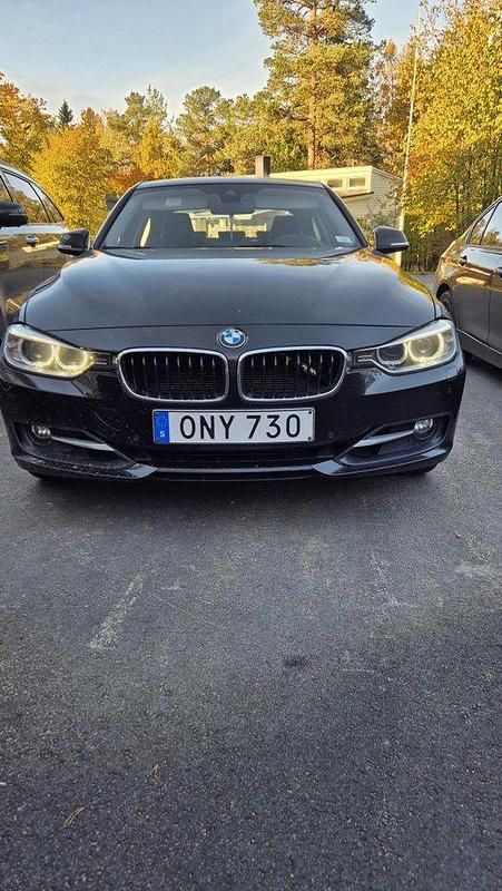 Svart Begagnad 2013 BMW 328 Sport Line Sedan | 200 000 kr (Dyr) - Bild 1/4
