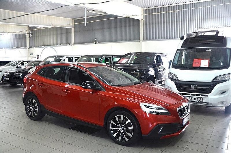 Röd Begagnad 2018 Volvo V40 CC Momentum Kombi | 229 900 kr (Dyr) - Bild 1/4