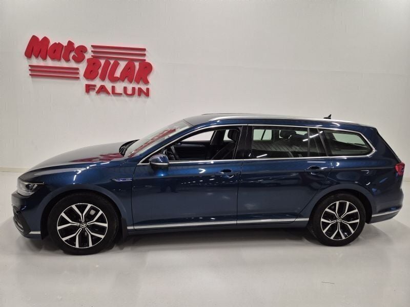 Blå Begagnad 2020 VW Passat GTE Kombi | 259 900 kr (Dyr) - Bild 1/4