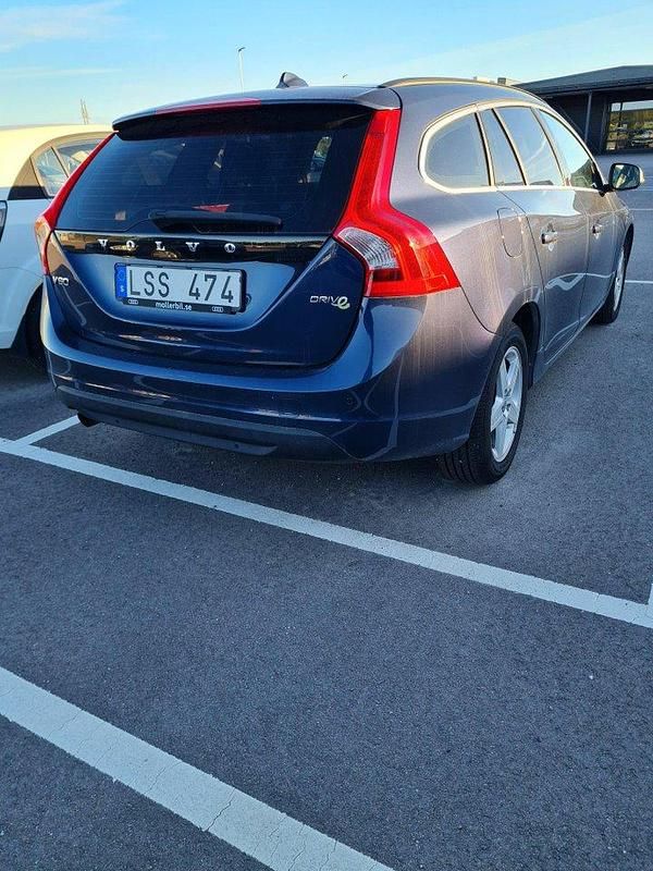 Blå Begagnad 2012 Volvo V60 Momentum Kombi | 85 000 kr (Marknadspris) - Bild 1/4