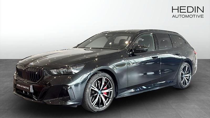 Svart (black) Begagnad 2025 BMW i5 M Sport Sedan | 769 700 kr (Bra pris) - Bild 1/4