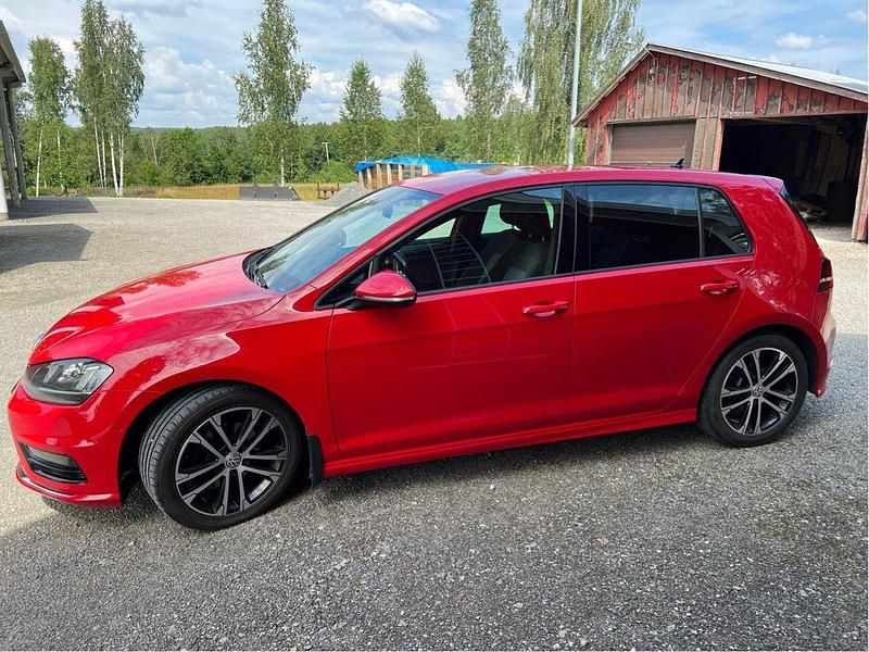 Röd Begagnad 2016 VW Golf VII GT Halvkombi | 142 000 kr (Marknadspris) - Bild 1/4