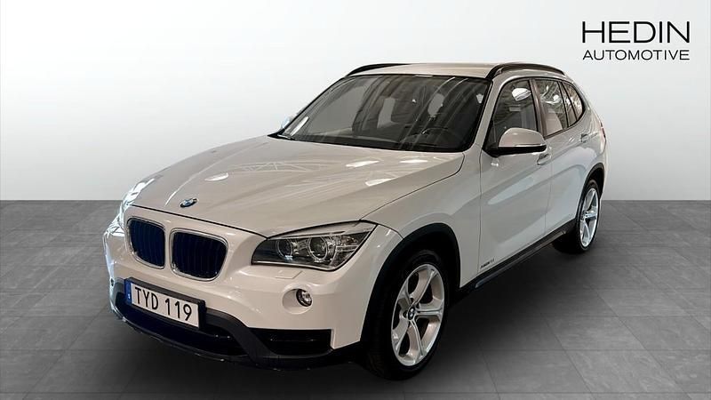 Vit (white) Begagnad 2014 BMW X1 Sport Line SUV | 159 900 kr (Lite dyr) - Bild 1/4