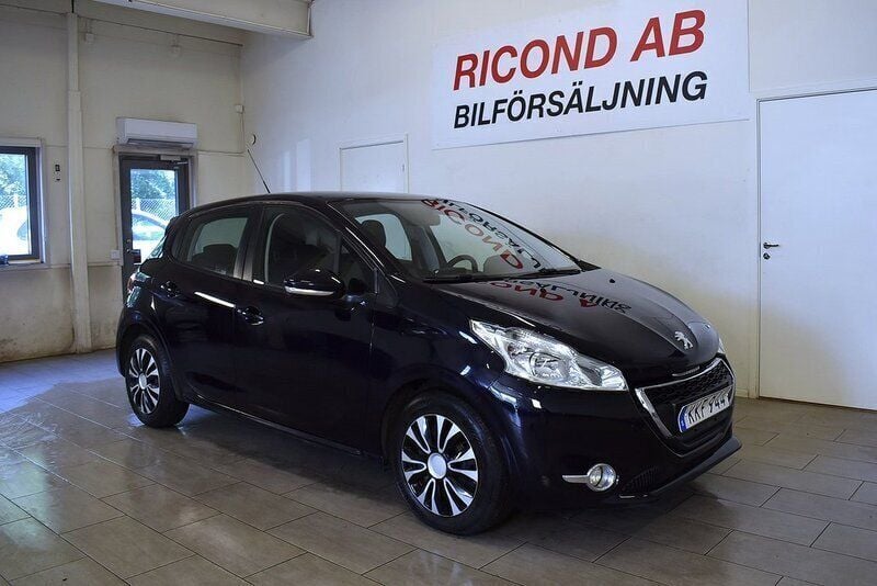 Mörkblå (blå) Begagnad 2014 Peugeot 208 Halvkombi | 89 900 kr (Marknadspris) - Bild 1/4