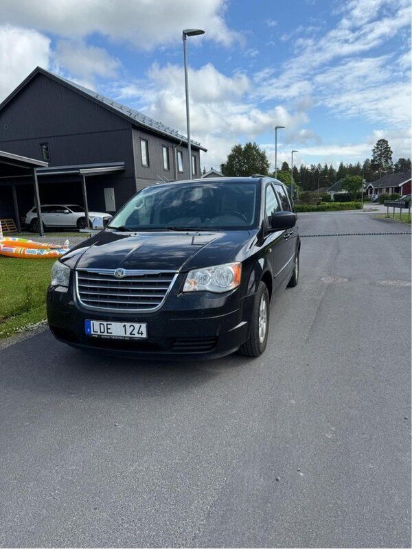 Svart Begagnad 2010 Chrysler Grand Voyager Minibuss | 57 500 kr (Marknadspris) - Bild 1/4