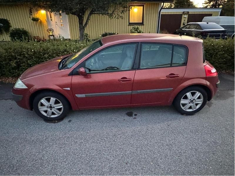 Röd Begagnad 2006 Renault Mégane II Halvkombi | 15 000 kr (Marknadspris) - Bild 1/2