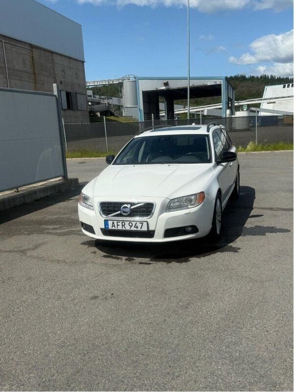 Vit Begagnad 2013 Volvo V70 Momentum Kombi | 75 000 kr (Marknadspris) - Bild 1/4