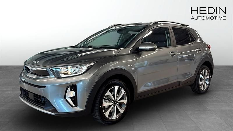 Grå (grey) Ny 2025 Kia Stonic 4 SUV | 277 900 kr (Marknadspris) - Bild 1/4