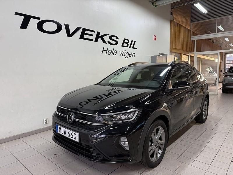 Svart (deep black pearl) Begagnad 2024 VW Taigo R-line SUV | 239 900 kr (Bra pris) - Bild 1/4