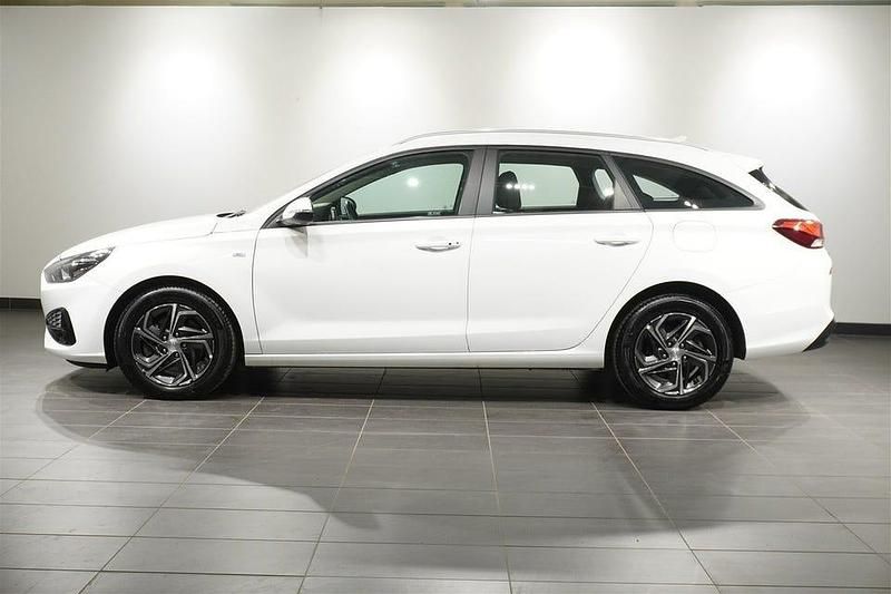 Begagnad Hyundai i30 Essential 120 HK (88 kW) 2022 Vit Kombi