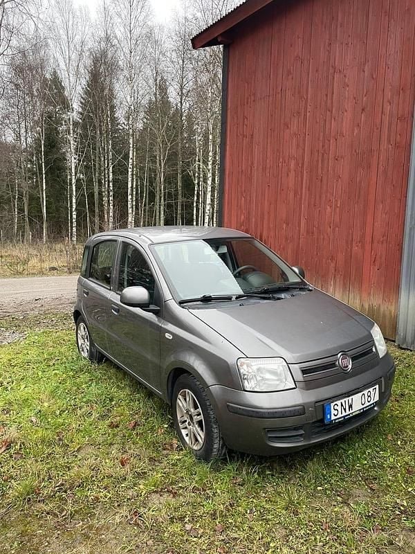 Grå metallic Begagnad 2011 Fiat Panda | 24 000 kr - Bild 1/4